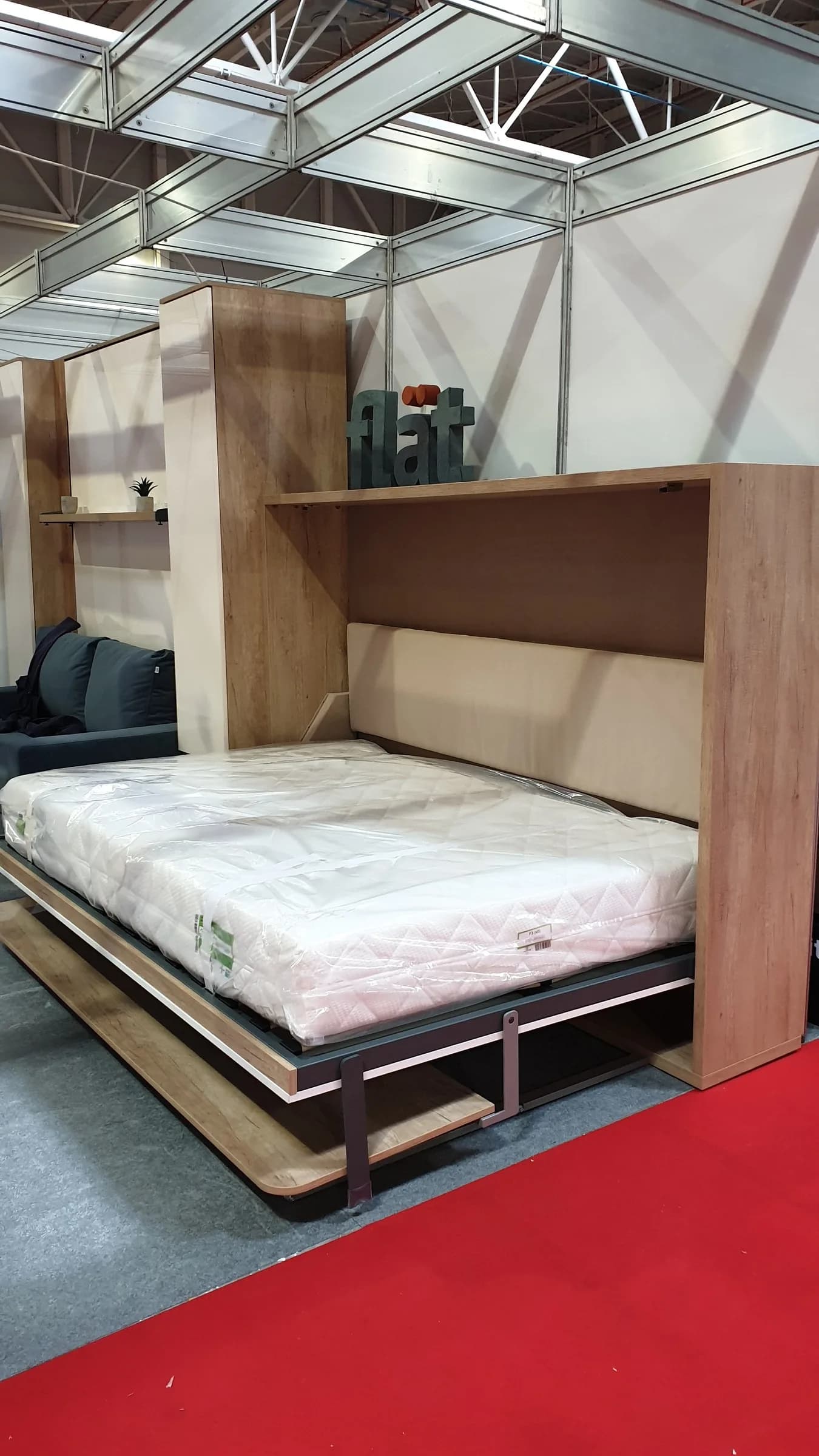 Patul TANGO 140 deschis pe standul de la Romexpo